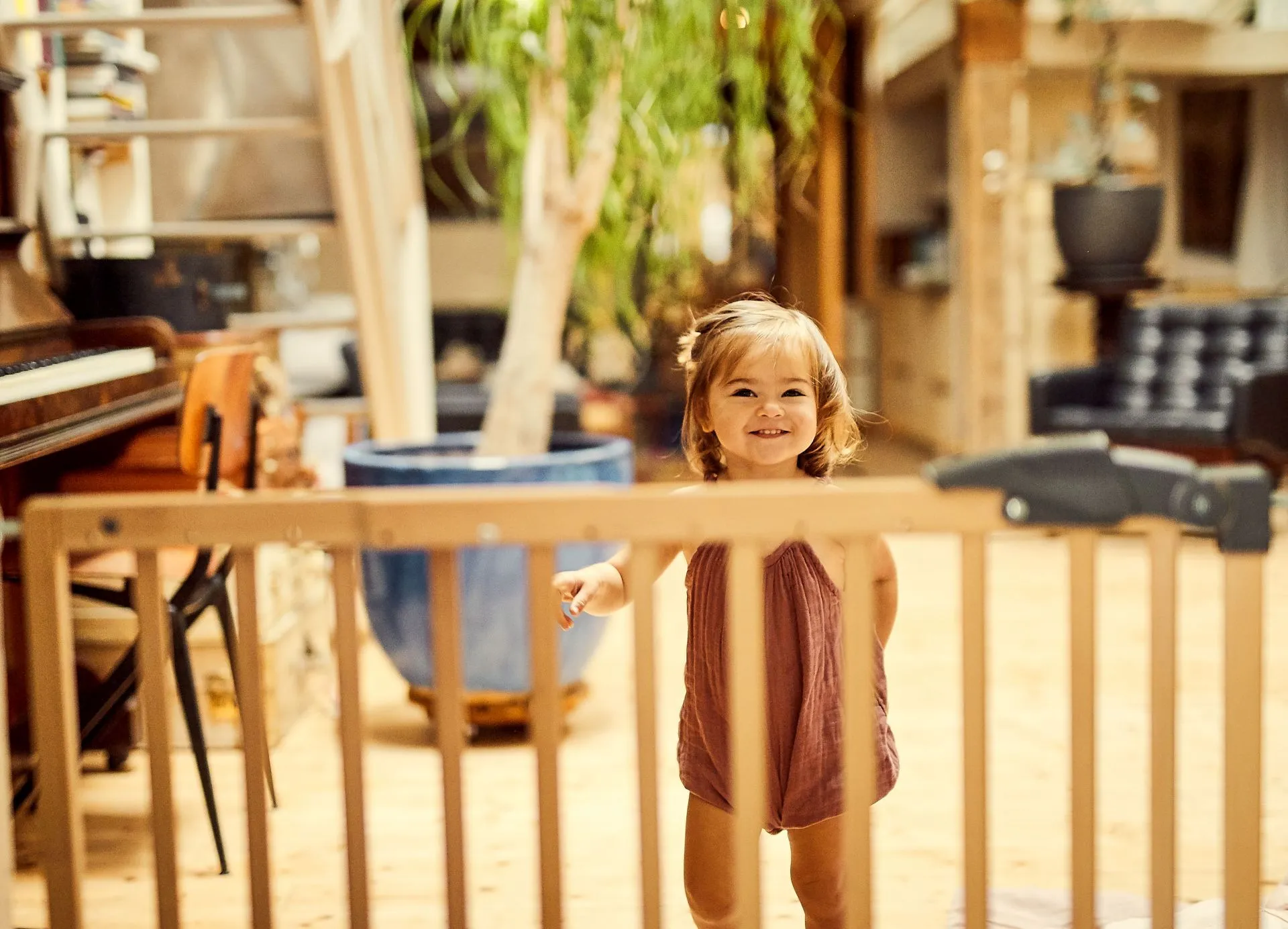 Eine Kindersicherung für den Kamin: Alles rund um Kaminschutzgitter für Babys und Kinder
