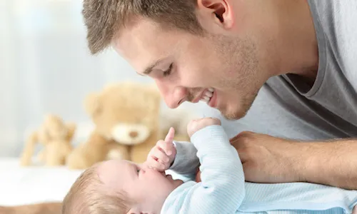 Babyschlaf: Kinderbett oder Elternbett?