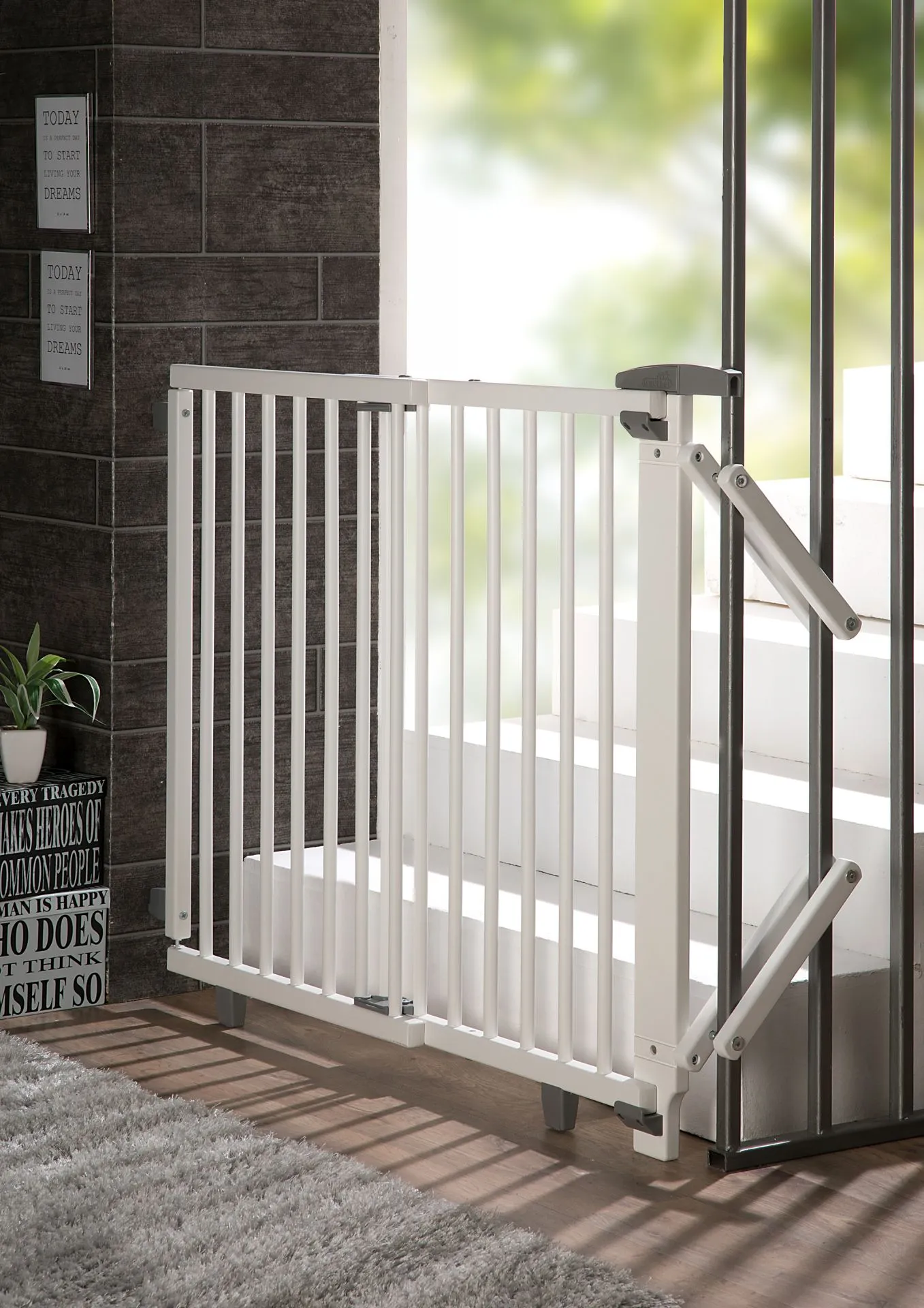 Schwenk- Treppenschutzgitter aus Holz von Geuther