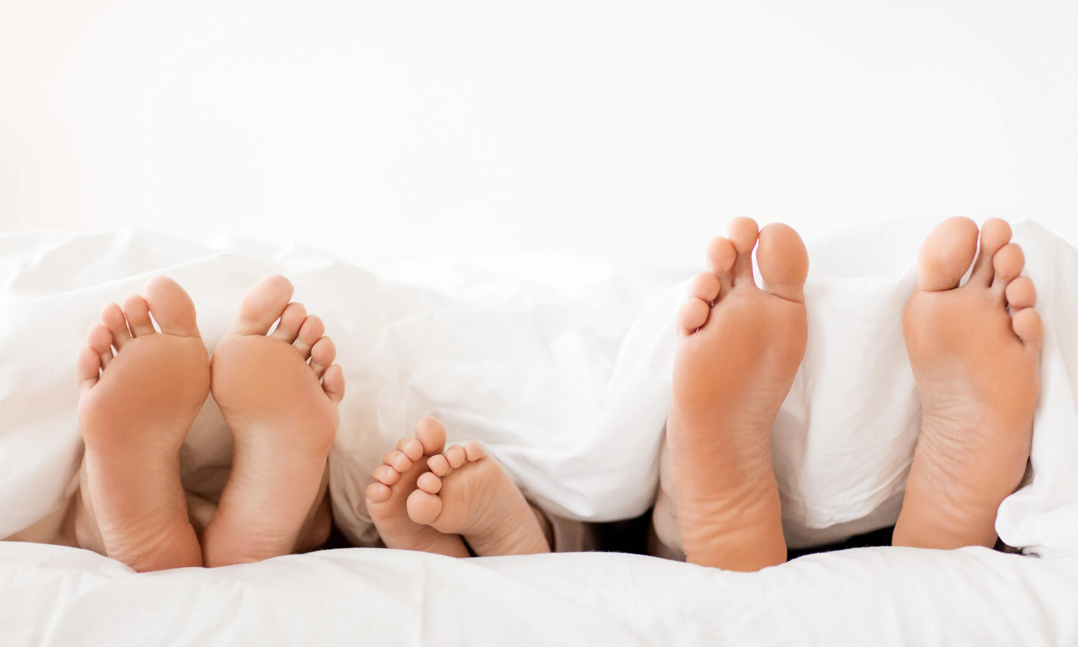 Babyschlaf: Kinderbett oder Elternbett?