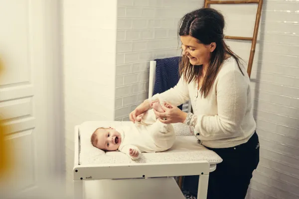 Wickelregal Clarissa mit Feststellrollen und Wickelfläche